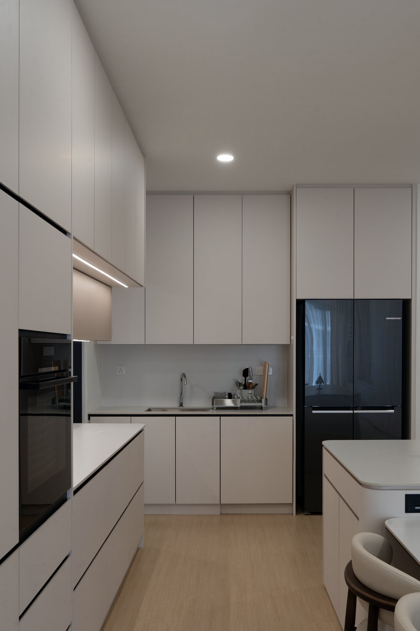 Kitchen run with sink, hob and full-height cabinets