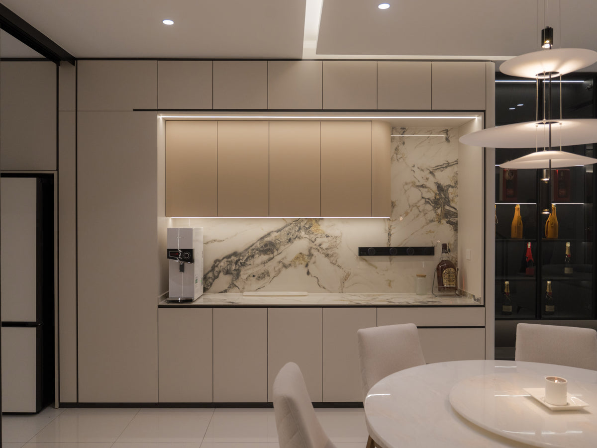 Dry kitchen marble backsplash with full height kitchen cabinets